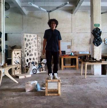 Descripci�n: La imagen puede contener: 1 persona, de pie, calzado e interior